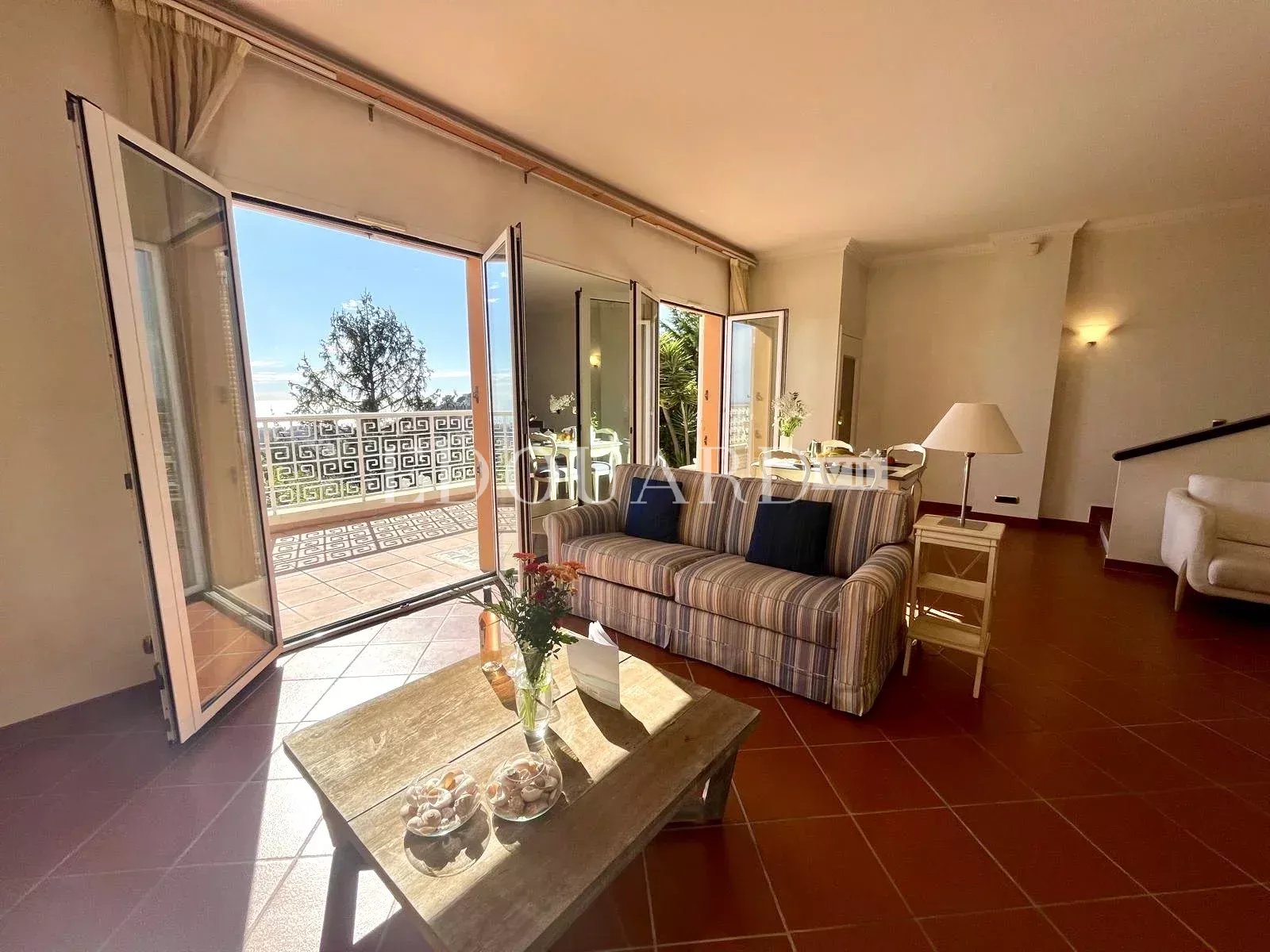 Dans un domaine privé et sécurisé, à vendre villa de prestige avec vue panoramique sur la Principauté de Monaco