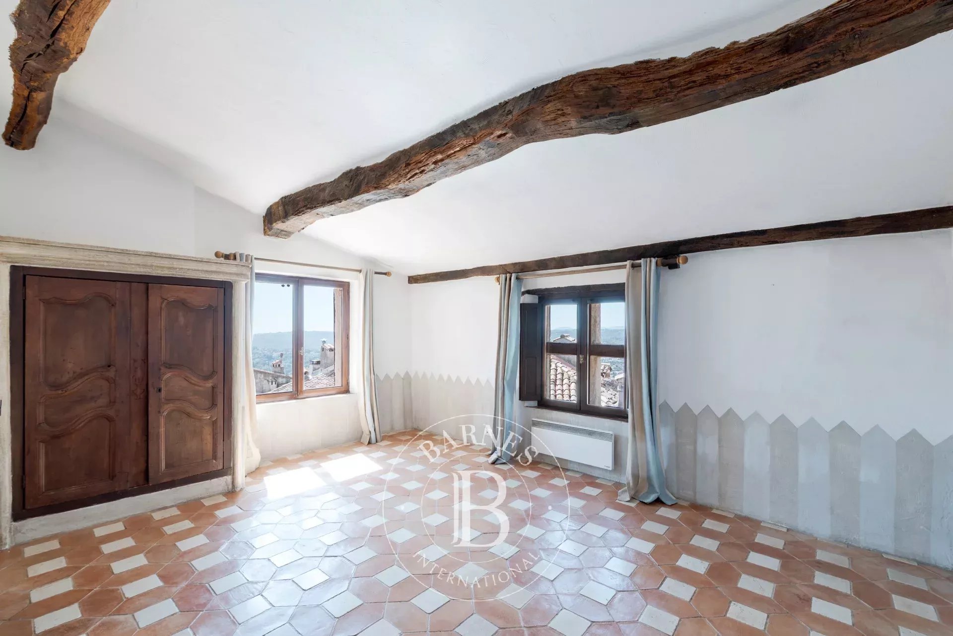Immeuble historique avec galerie d’art et terrasse panoramique – Saint-Paul-de-Vence
