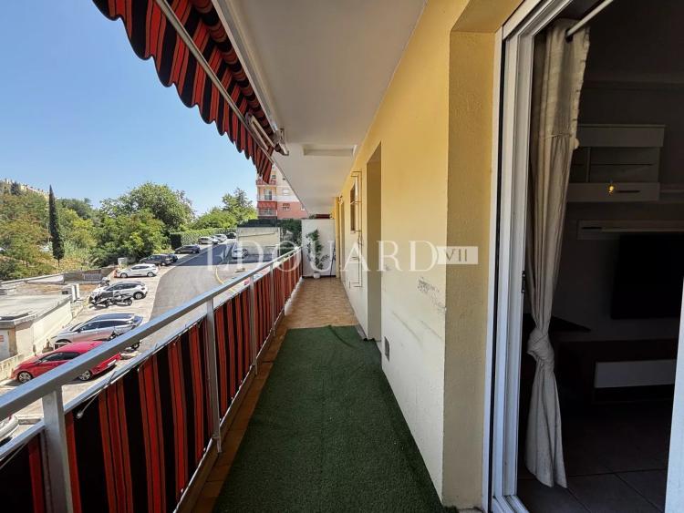 Sur la commune de Menton, en exclusivité deux pièces en bon état avec terrasse et vue dégagée