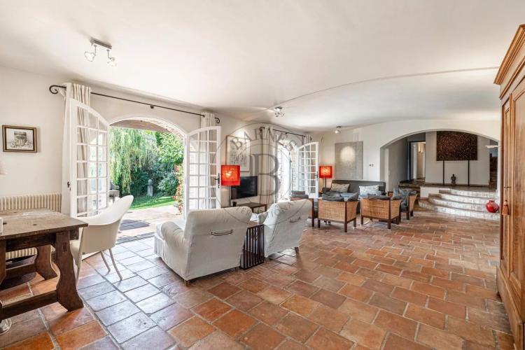 PROCHE MOUGINS – MAS EN PIERRE