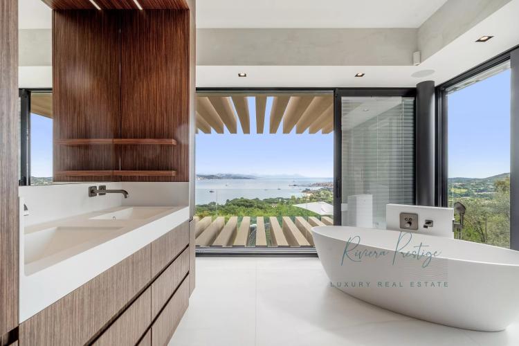 Villa contemporaine avec vue panoramique sur le Golfe de Saint-Tropez – Gassin