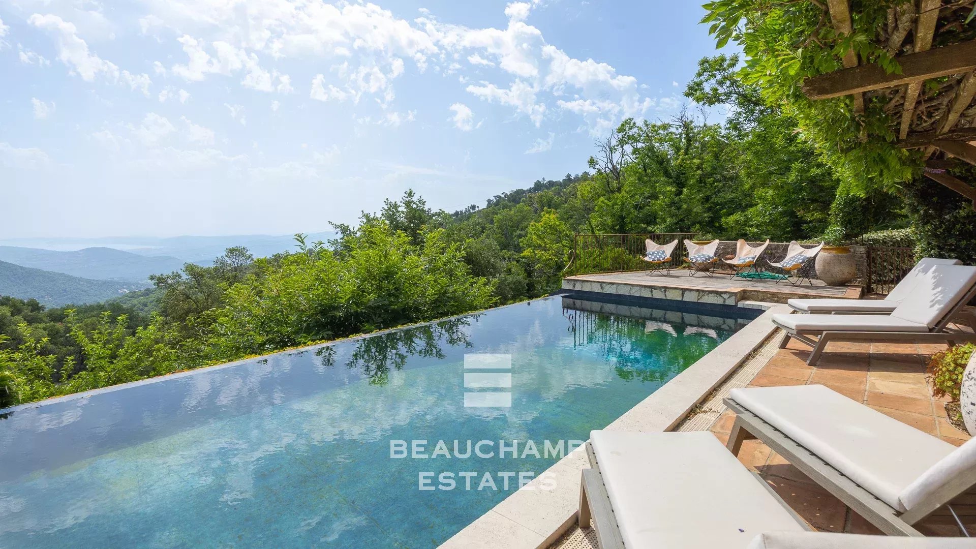 Villa de charme avec piscine et vue