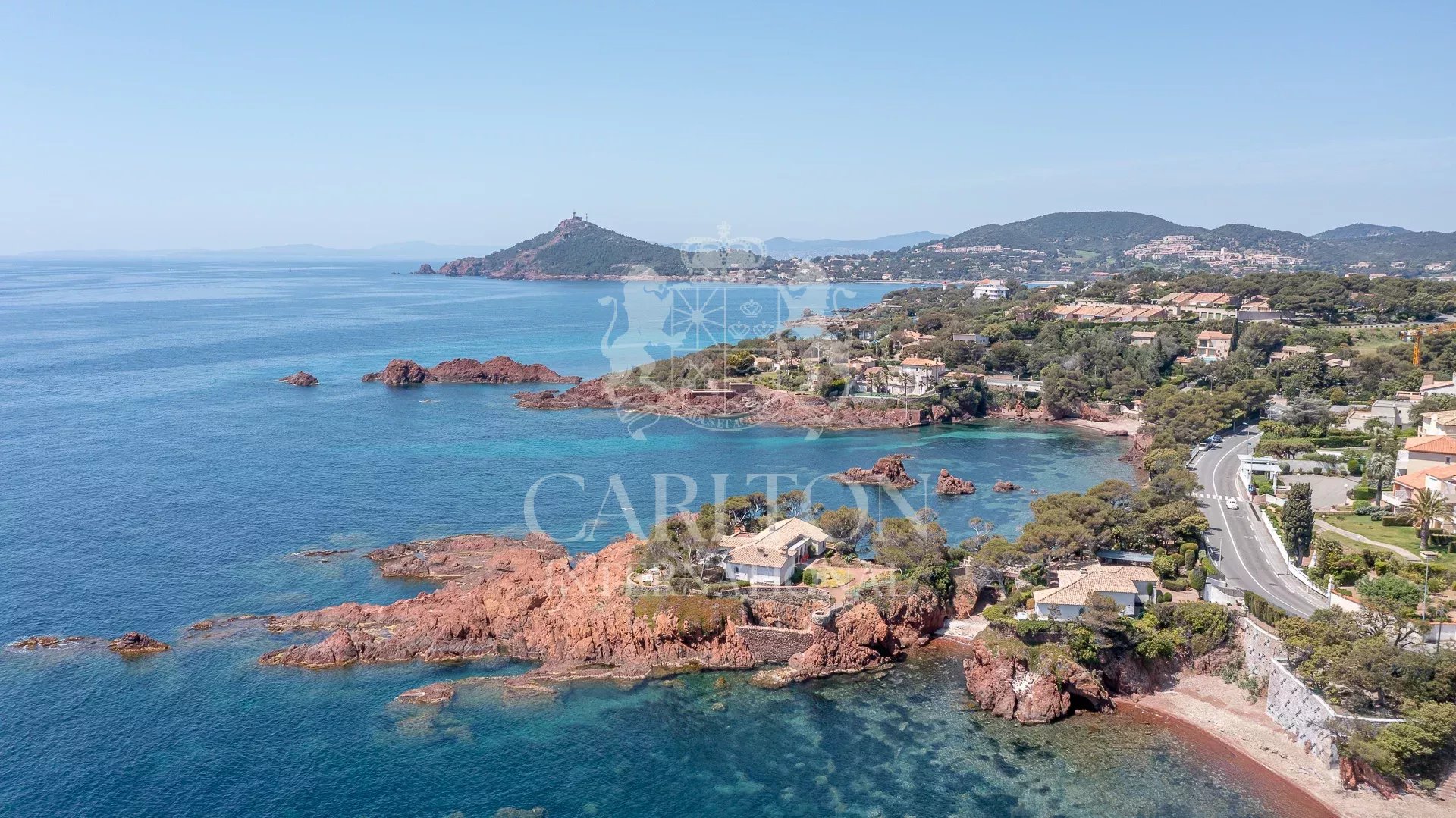 Propriété d'exception offrant deux accès privés à la mer méditerannée