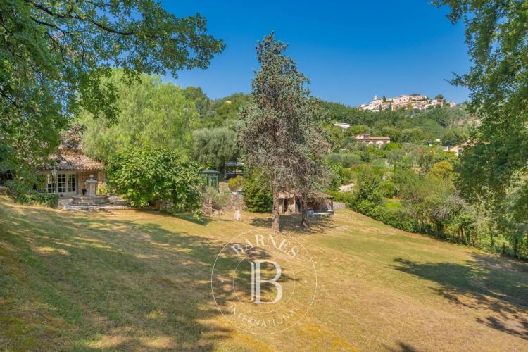 Opio - Superbe mas en pierre - Terrain de 6000 m2 avec piscine et jacuzzi à pied des commerces