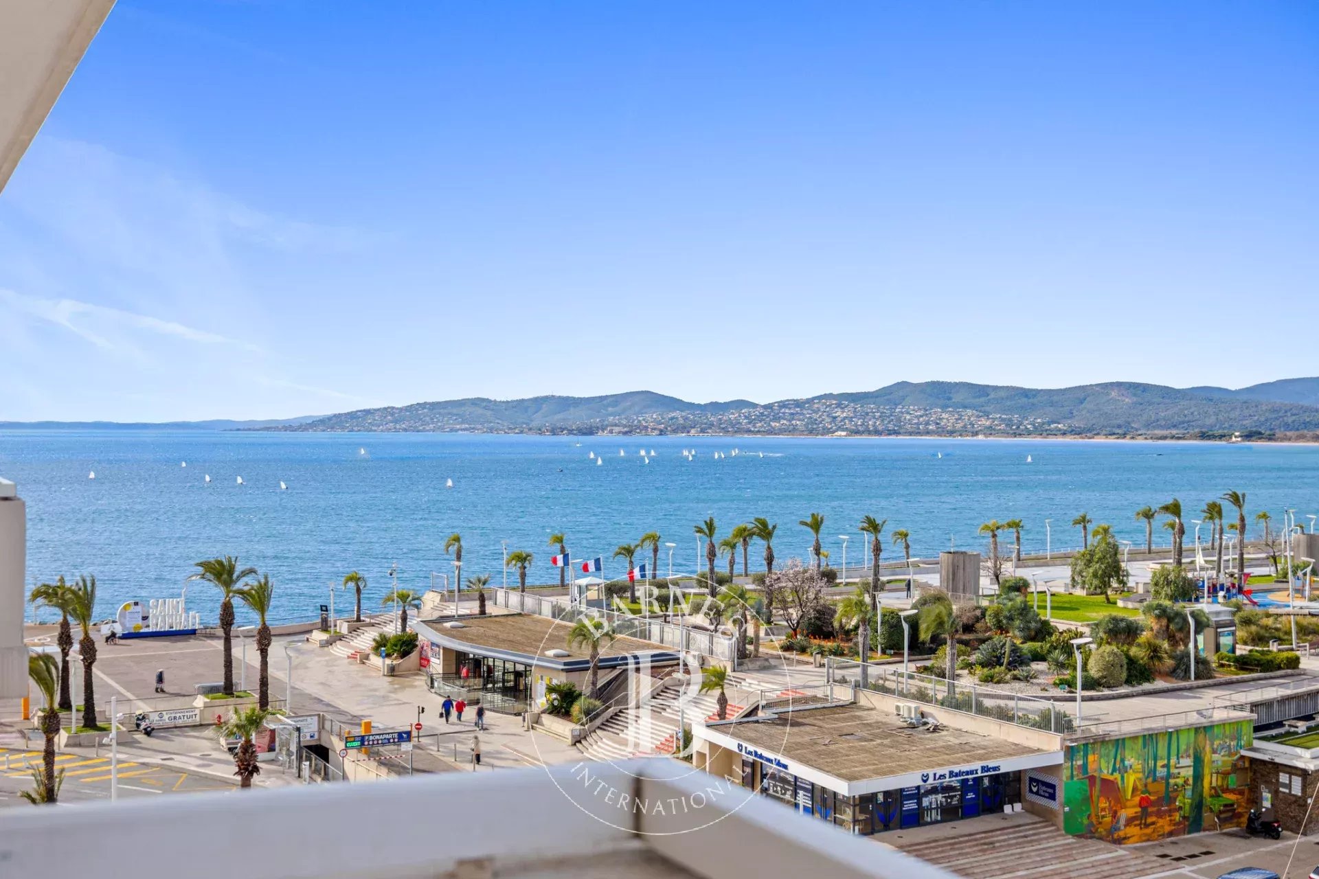 SAINT-RAPHAËL - APPARTEMENT DERNIER ÉTAGE - CENTRE VILLE - VUE MER PANORAMIQUE