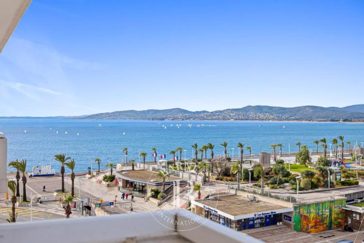 SAINT-RAPHAËL - APPARTEMENT DERNIER ÉTAGE - CENTRE VILLE - VUE MER PANORAMIQUE