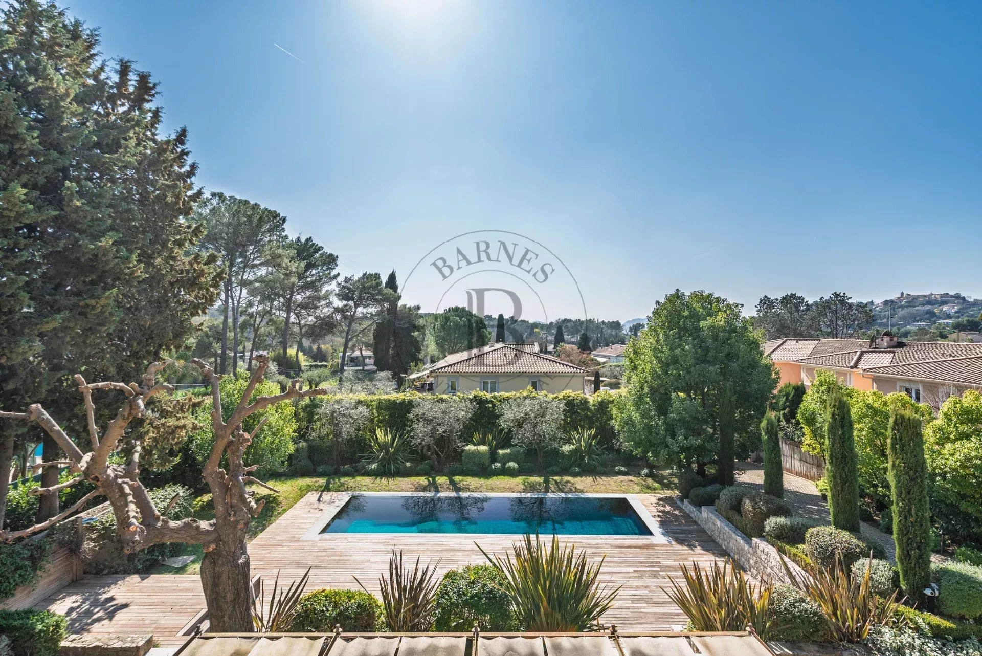 MOUGINS – BASTIDE RÉNOVÉE – PROCHE GOLF ET ÉCOLES INTERNATIONALES