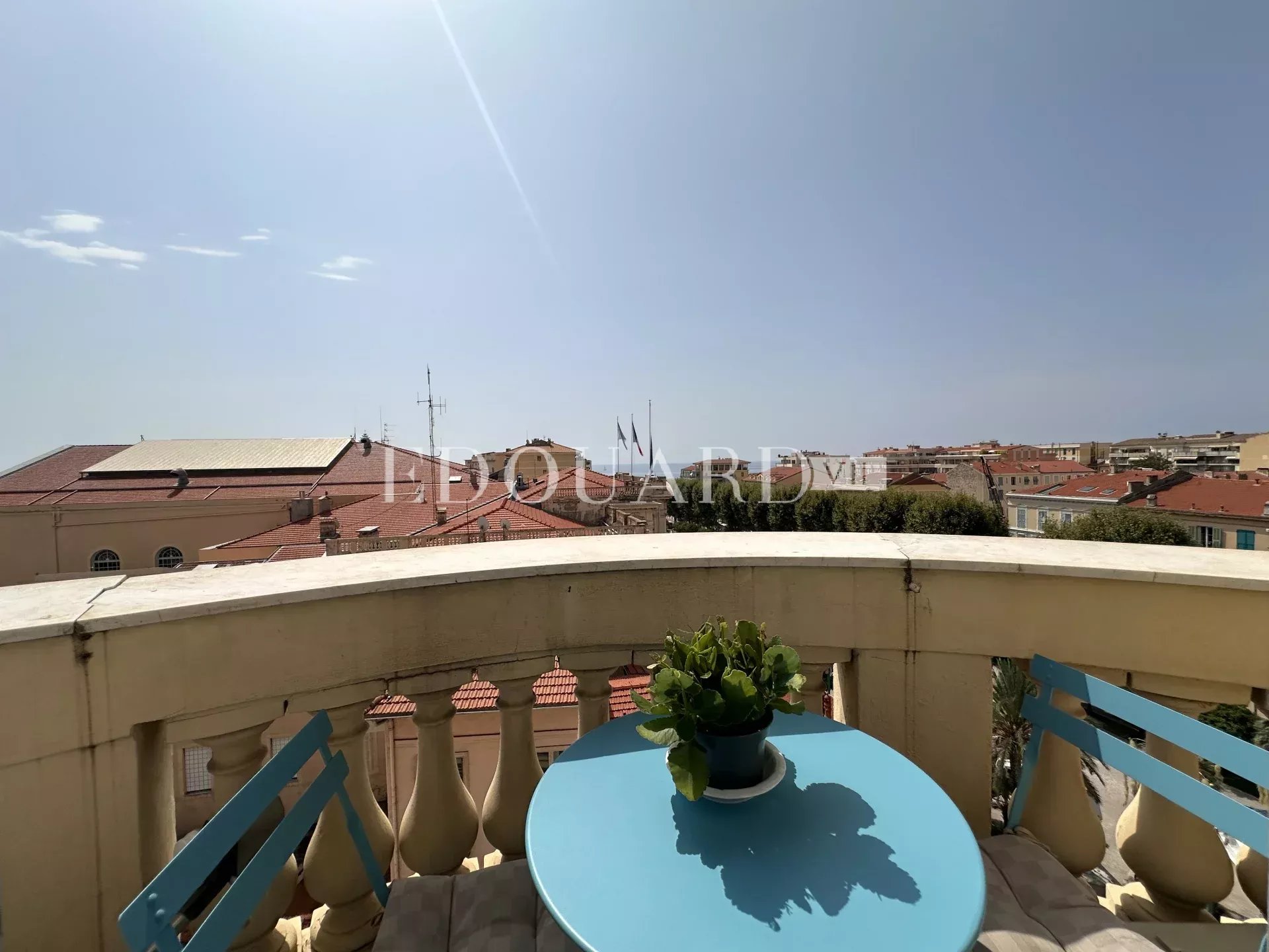 Vaste trois pièces à vendre avec belle vue sur la ville jusqu’à la mer, en plein centre de Menton