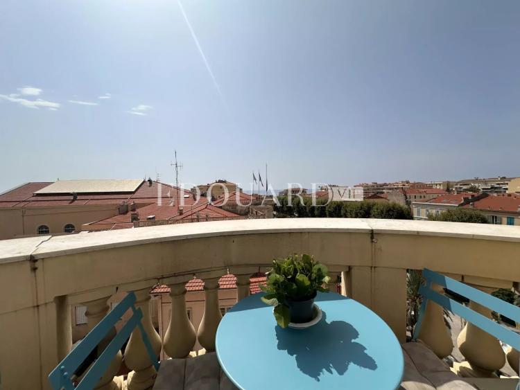 Vaste trois pièces à vendre avec belle vue sur la ville jusqu’à la mer, en plein centre de Menton