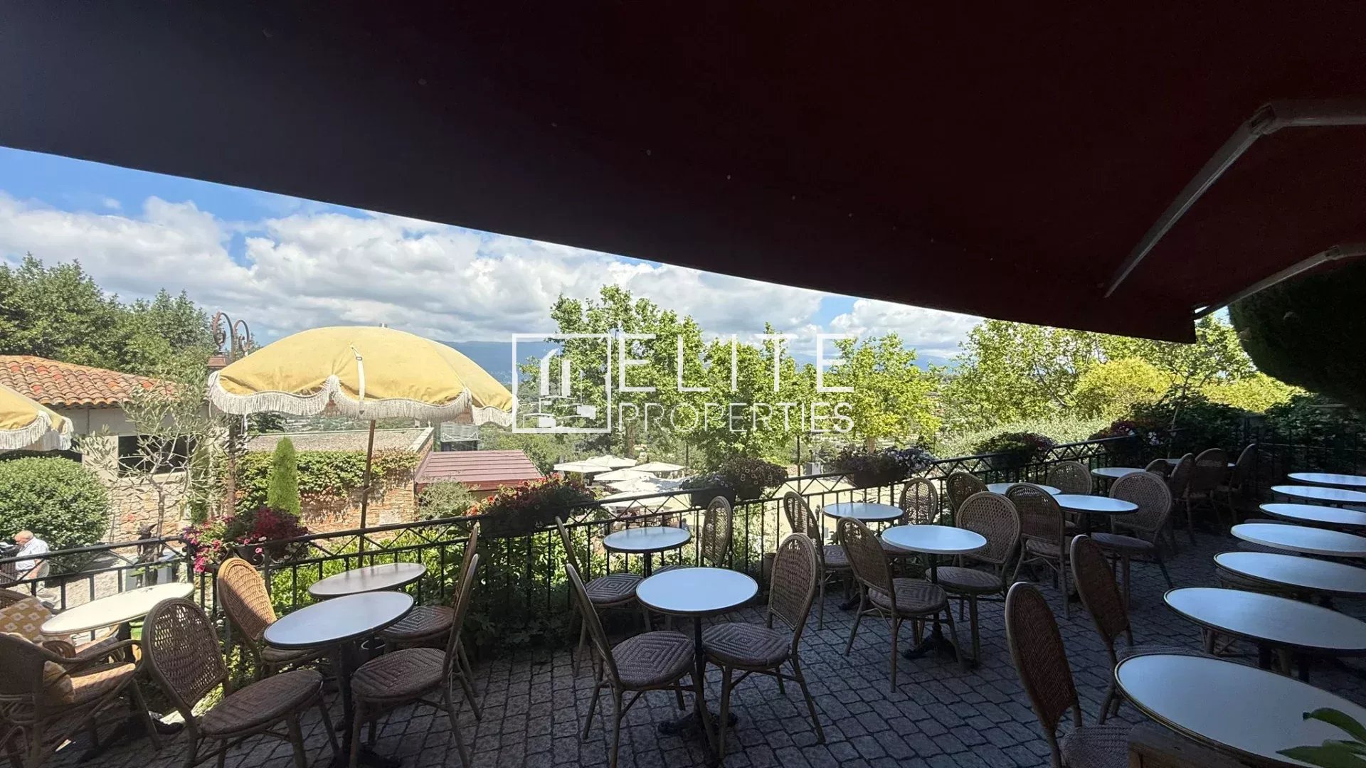 Fonds de commerce bar à cocktail avec cuisine de snacking Mougins village