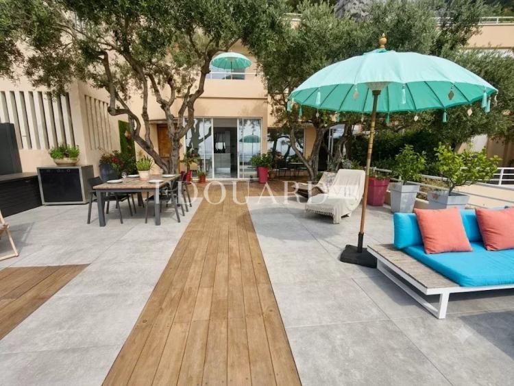Roquebrune Cap Martin, trois pièces avec spectaculaire terrasse, petite piscine privée et superbe vue mer