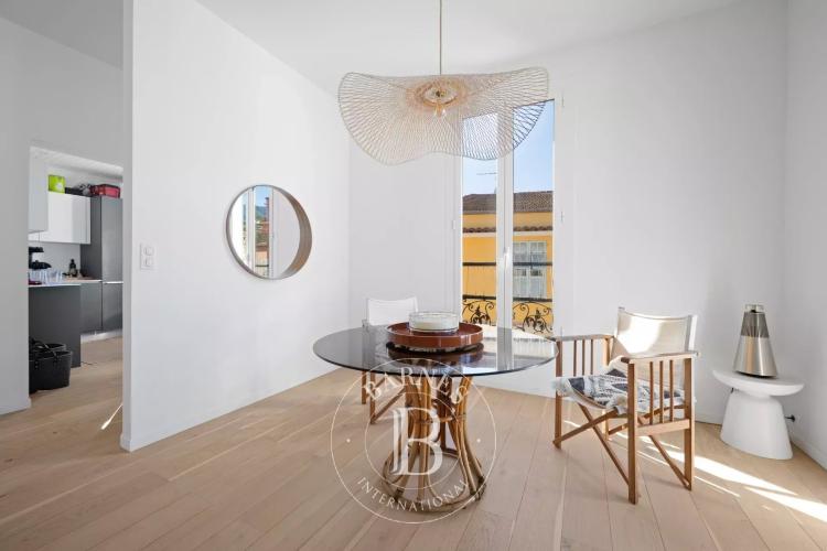 SAINT-JEAN-CAP-FERRAT – APPARTEMENT EN DERNIER ÉTAGE AVEC APERÇU MER ET JARDIN PRIVATIF