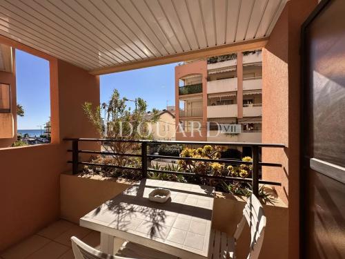 En exclusivité beau deux pièces en parfait état avec spacieux balcon, jolie échappée mer et garage