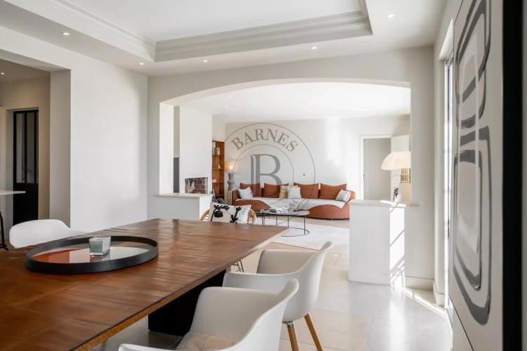 MOUGINS - VILLA NÉO-PROVENÇALE - VUE PANORAMIQUE