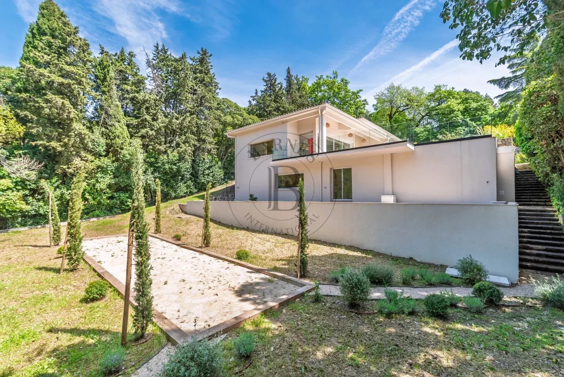 MOUGINS – VILLA RÉNOVÉE AU CALME AVEC VUE PANORAMIQUE – À PIED DES COMMERCES