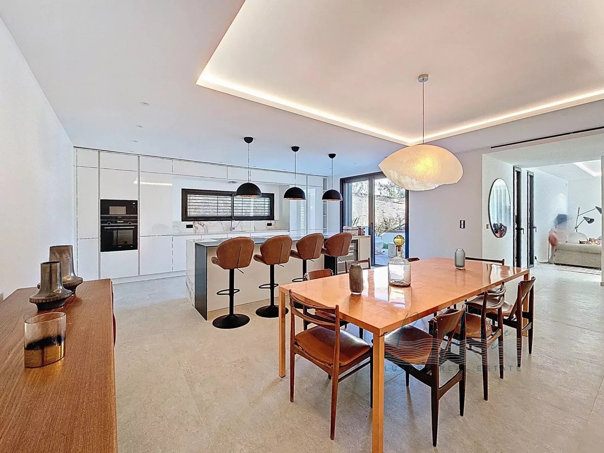 Villa contemporaine neuve avec piscine miroir - vue mer