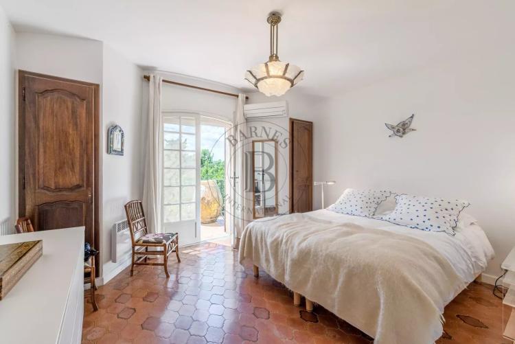 MOUGINS – PROPRIÉTÉ PROVENÇALE - VUE MER