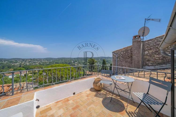 MOUGINS- MAISON DE VILLAGE- PROCHE DES COMMODITÉS