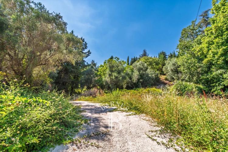 Grasse - Saint François - Terrain viabilisé vue mer - 2300m²