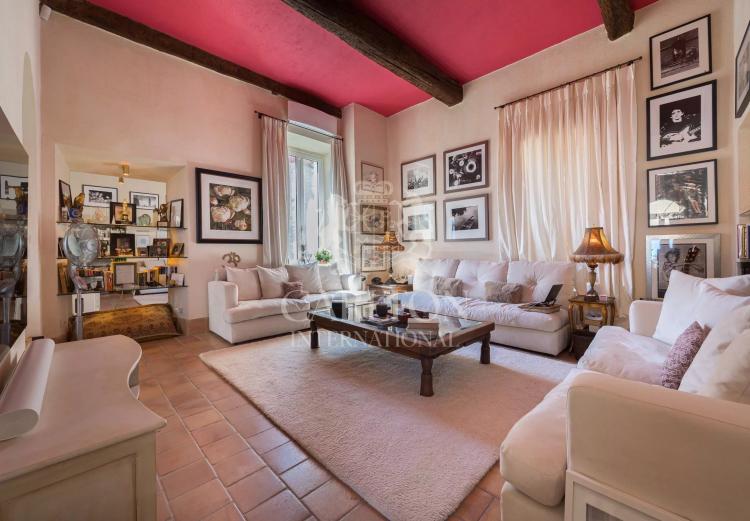 Villa d’exception à pied des plages, offrant une vue mer panoramique et deux maisons d’invités