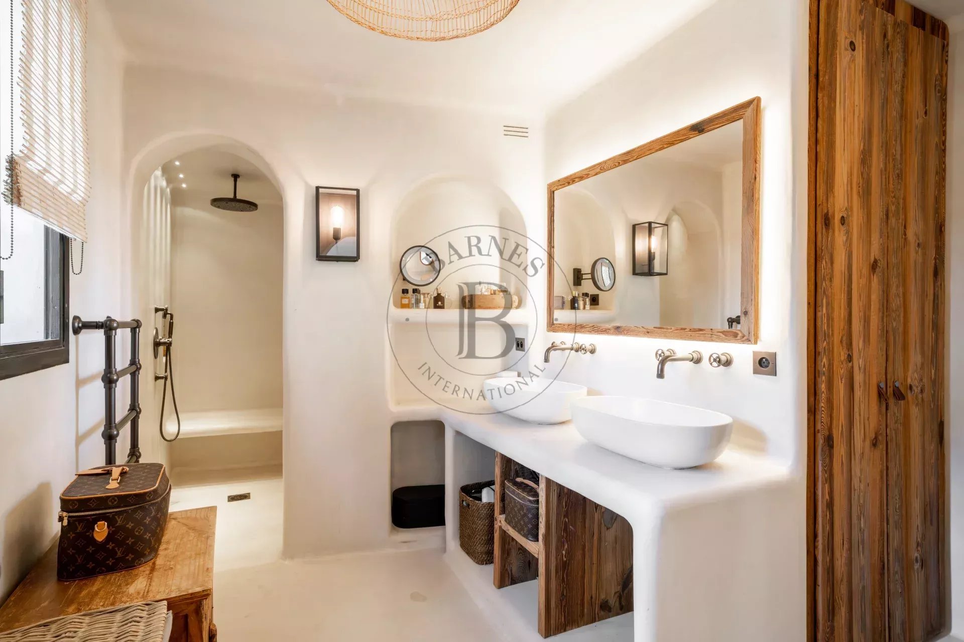 MOUGINS – PROPRIÉTÉ DE CHARME – ADRESSE RECHERCHÉE