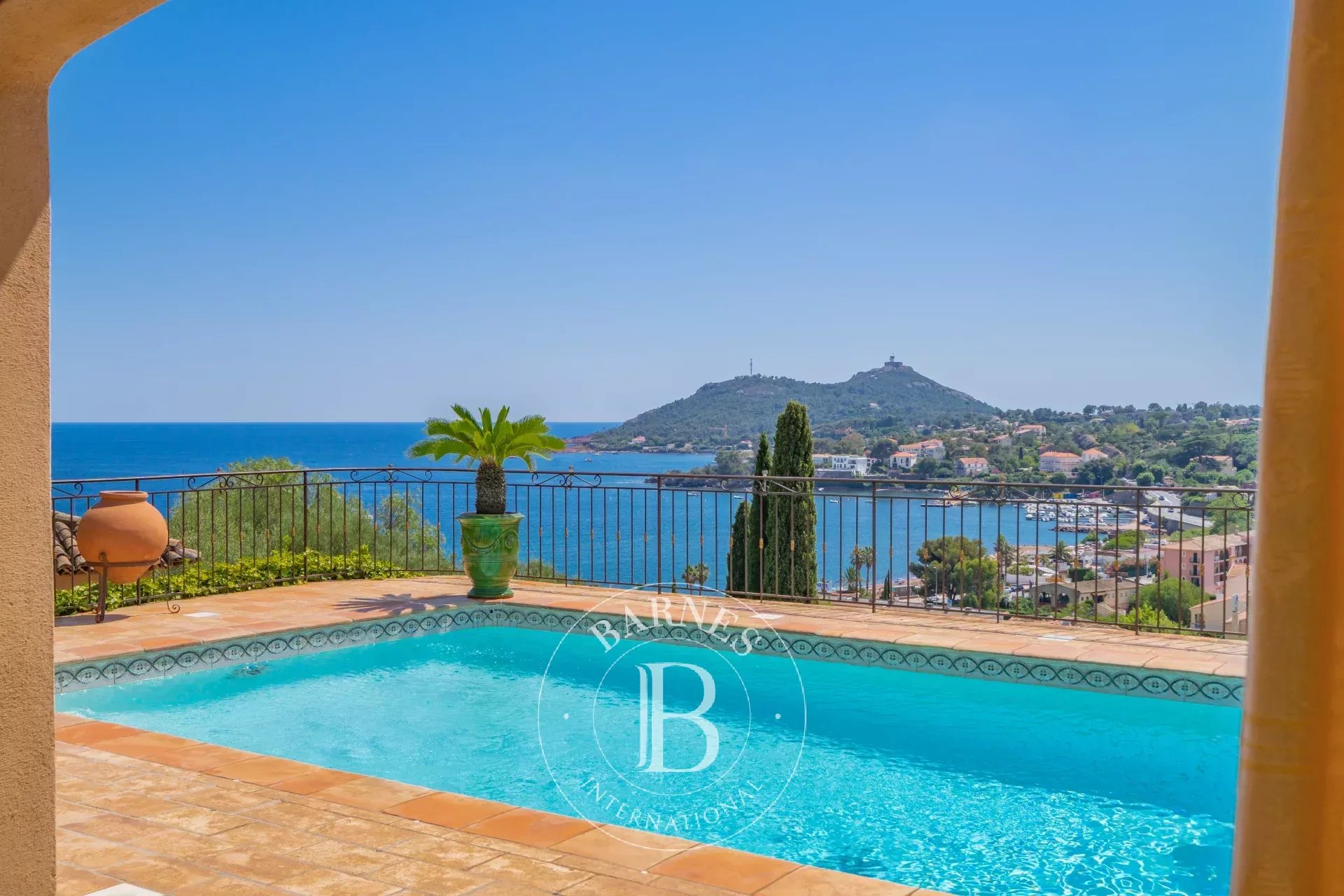SAINT-RAPHAËL - VILLA FAMILIALE AVEC VUE MER PANORAMIQUE