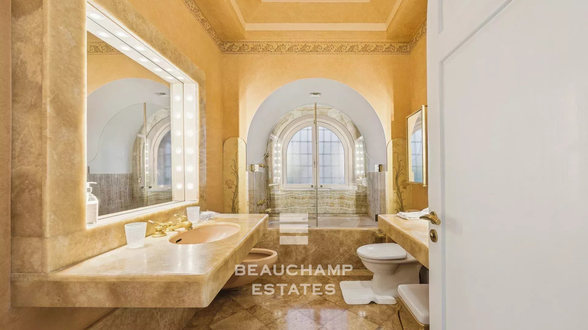 Saint-Jean-Cap-Ferrat – Villa Provençale avec Vue Mer Panoramique et Piscine Chauffée