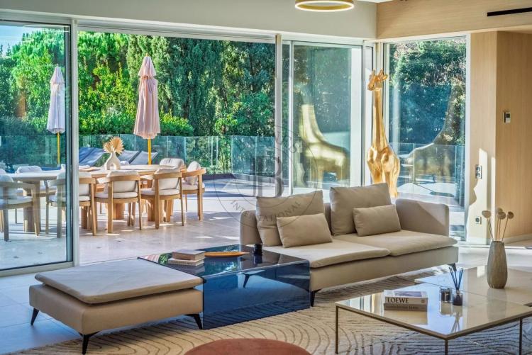 MOUGINS – VILLA RÉNOVÉE AU CALME AVEC VUE PANORAMIQUE – À PIED DES COMMERCES
