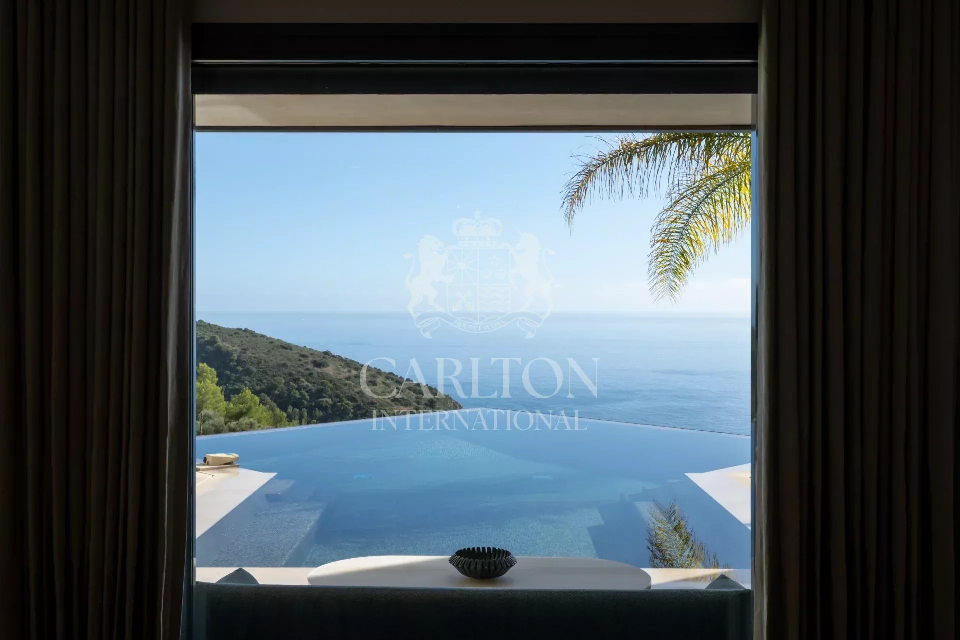 Villa contemporaine d’exception avec vue sur mer et deux piscines – Aux portes de Monaco