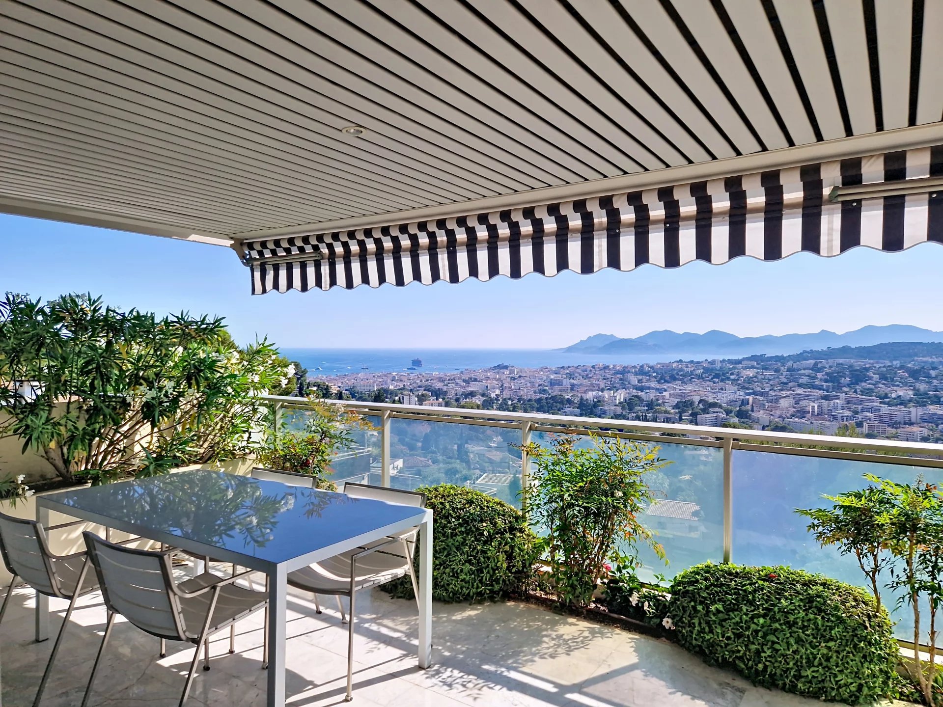 LE CANNET COLLINES - GRAND APPARTEMENT T4 TRAVERSANT - PLEINE VUE MER