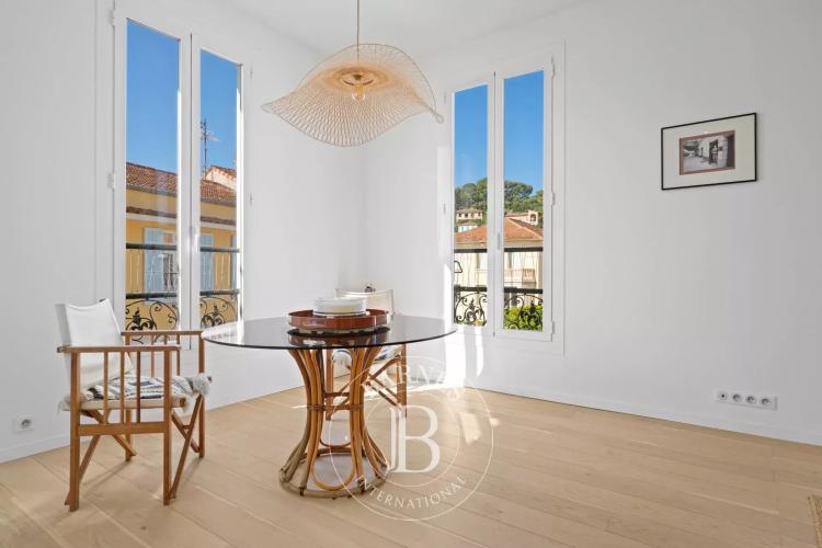 SAINT-JEAN-CAP-FERRAT – APPARTEMENT EN DERNIER ÉTAGE AVEC APERÇU MER ET JARDIN PRIVATIF