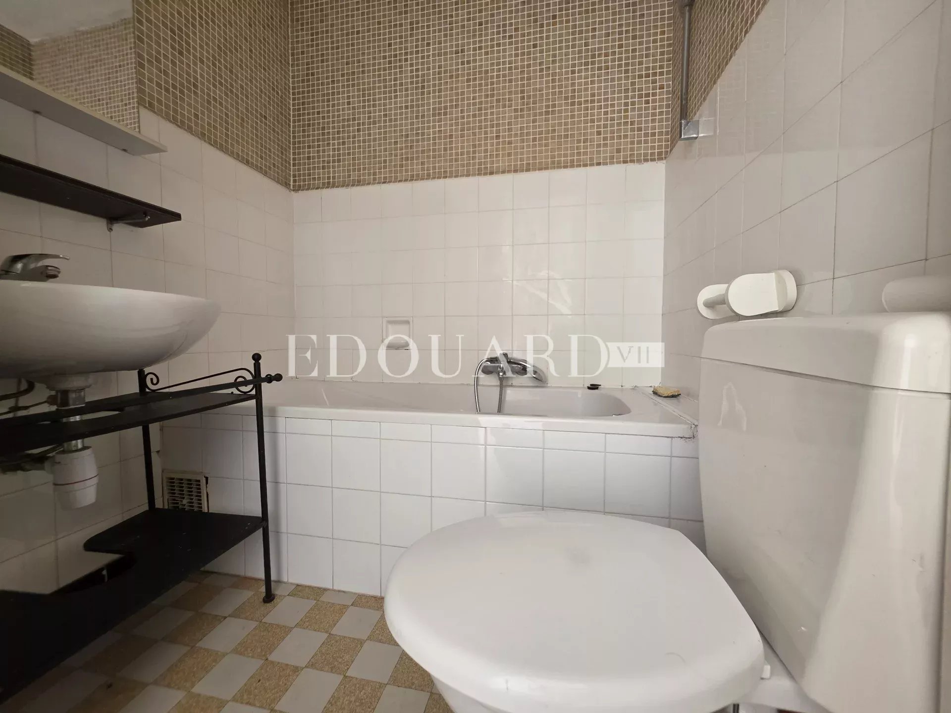 Deux pièces à rénover, avec grande terrasse et agréable vue dégagée, en plein centre de Carnolès