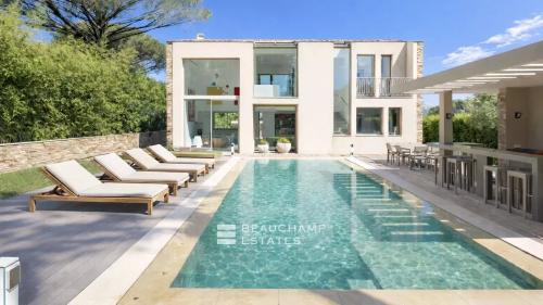 Sublime villa contemporaine à pied du centre de Saint-Tropez
