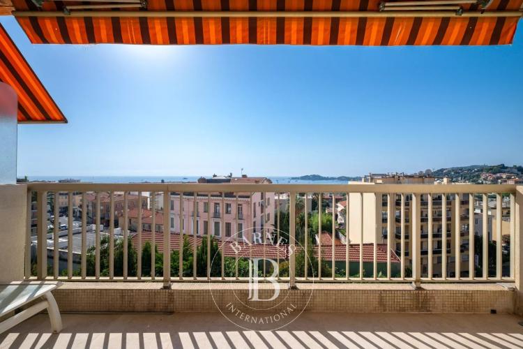 BEAULIEU-SUR-MER – APPARTEMENT D’EXCEPTION AU DERNIER ÉTAGE - VUE MER ET MONTAGNE