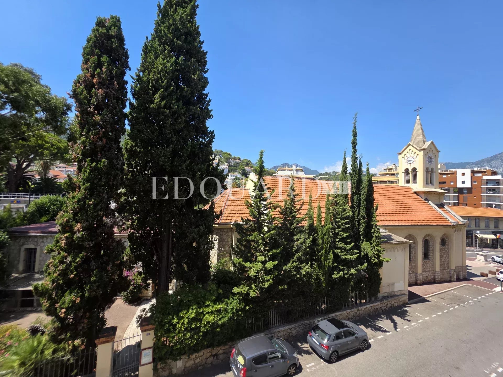 Deux pièces à rénover, avec grande terrasse et agréable vue dégagée, en plein centre de Carnolès