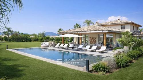 Villa contemporaine dans un domaine privé, à pieds du centre ville de Saint-Tropez et de la plage