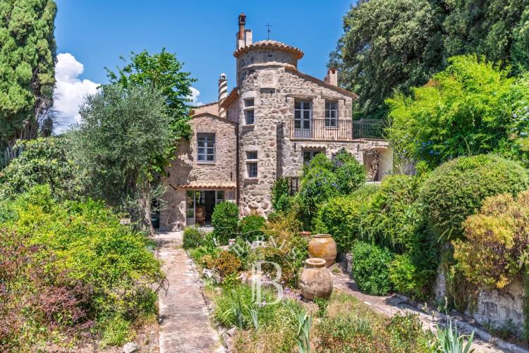 BIOT - Propriété de caractère avec chapelle sur plus de 2 hectares