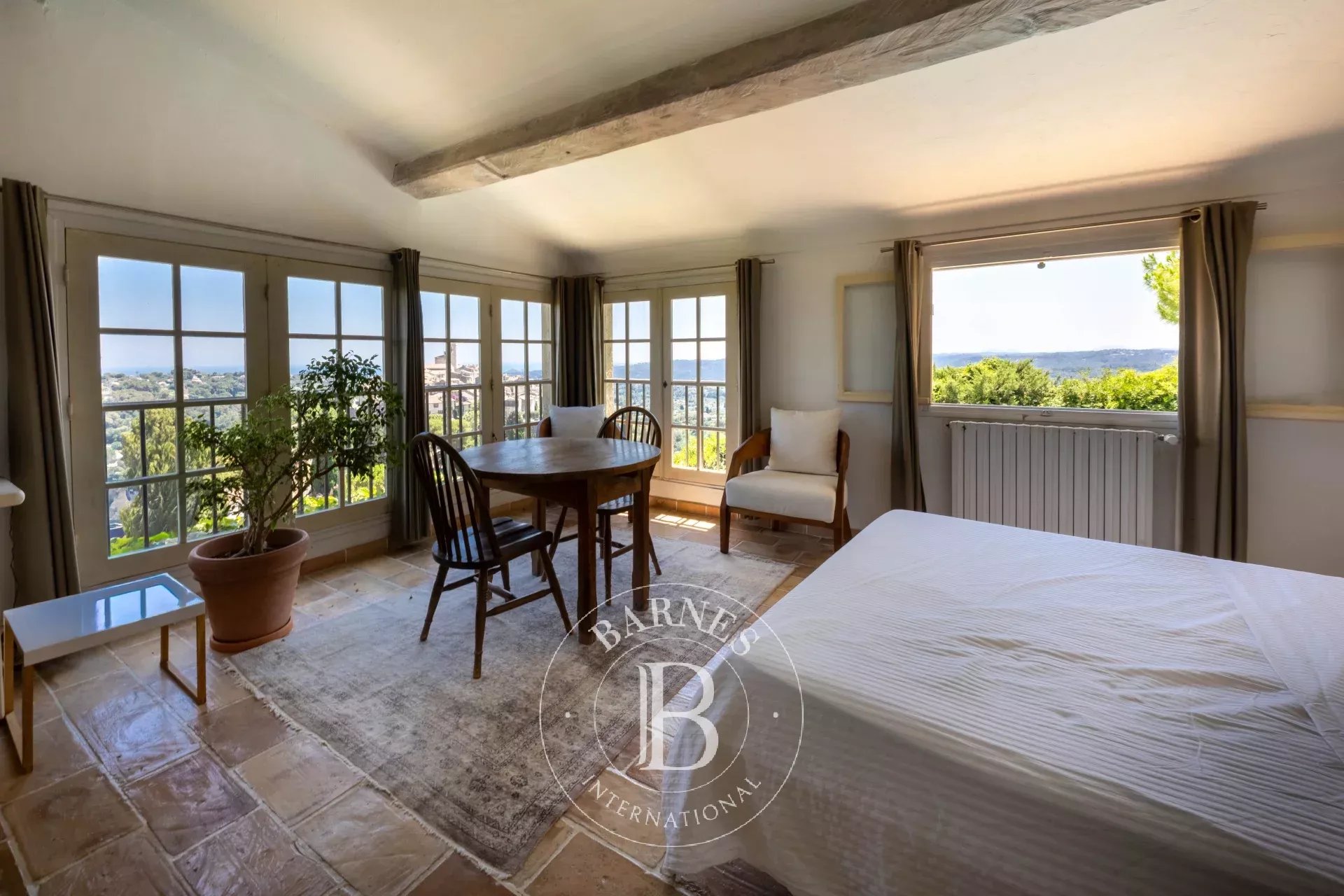 Saint-Paul-de-Vence – Propriété de charme avec vue panoramique au cœur d’un domaine sécurisé