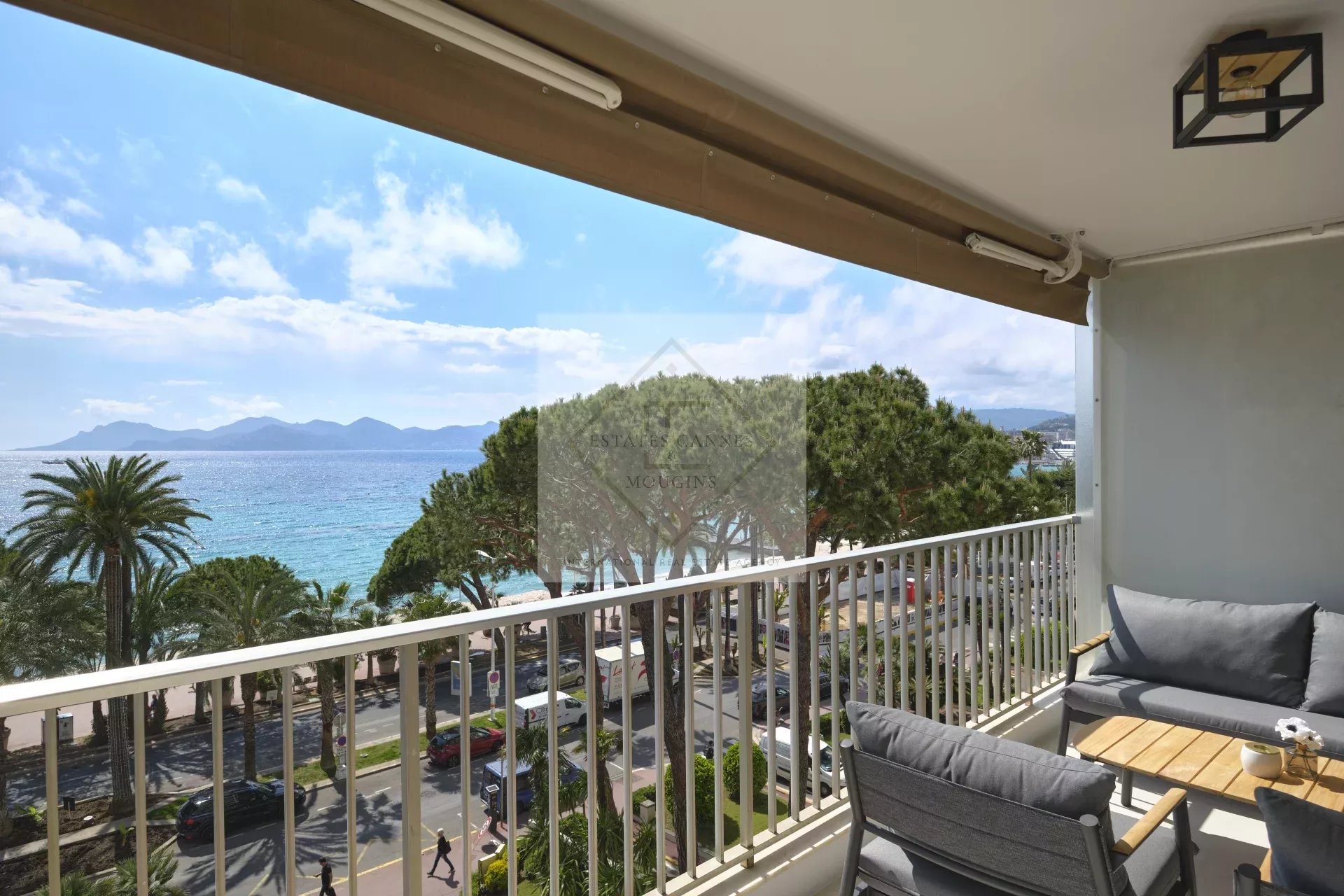 Cannes Croisette – Superbe 3 pièces rénové avec vue panoramique sur la baie de Cannes !