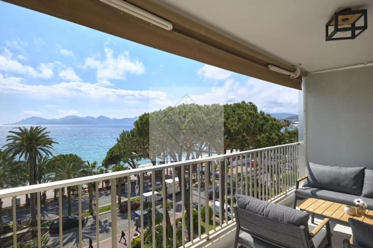 Cannes Croisette – Superbe 3 pièces rénové avec vue panoramique sur la baie de Cannes !
