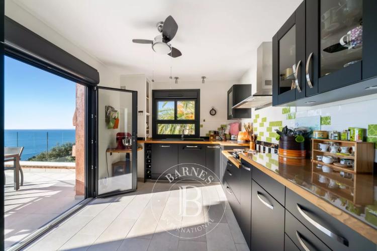 SAINT-RAPHAËL - VILLA RÉNOVÉE AVEC VUE MER PANORAMIQUE