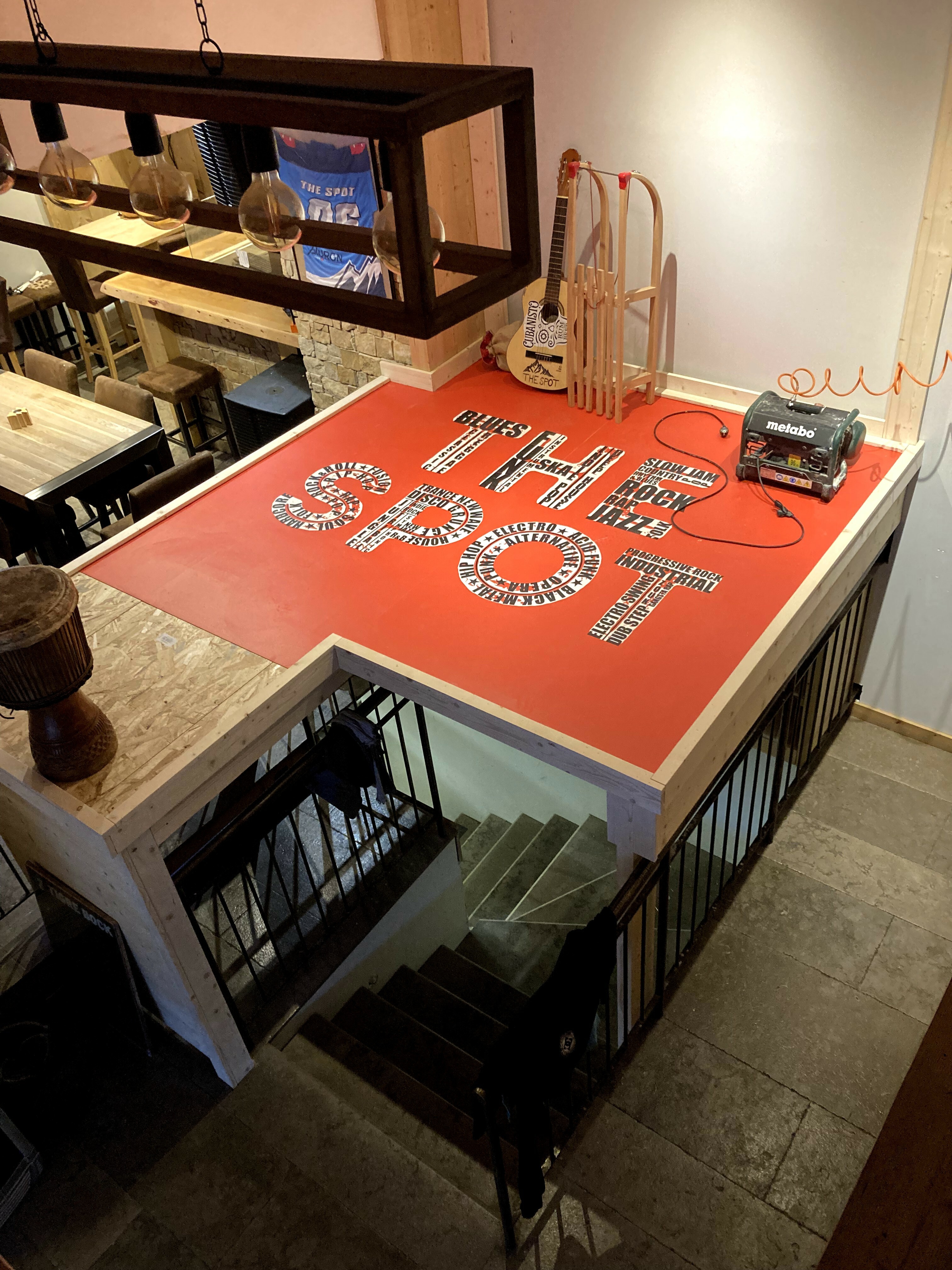 4inXi_the-spot-scene-1694594832.jpg