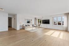 Spacious 6.5-room apartment of 175m2 on the 8th floor.