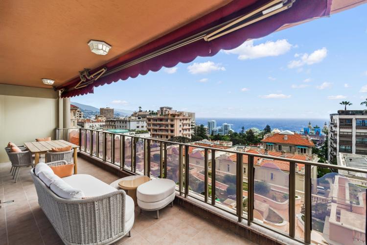 Riviera Palace: 4 Pièces Entièrement Rénové avec Vue Mer & Casino