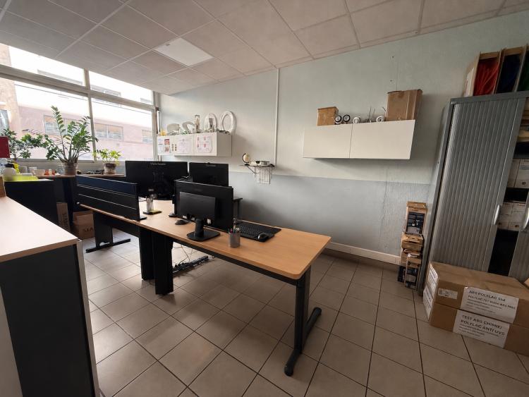 Local en étage, situé dans l'immeuble "Les Industries" - Monaco