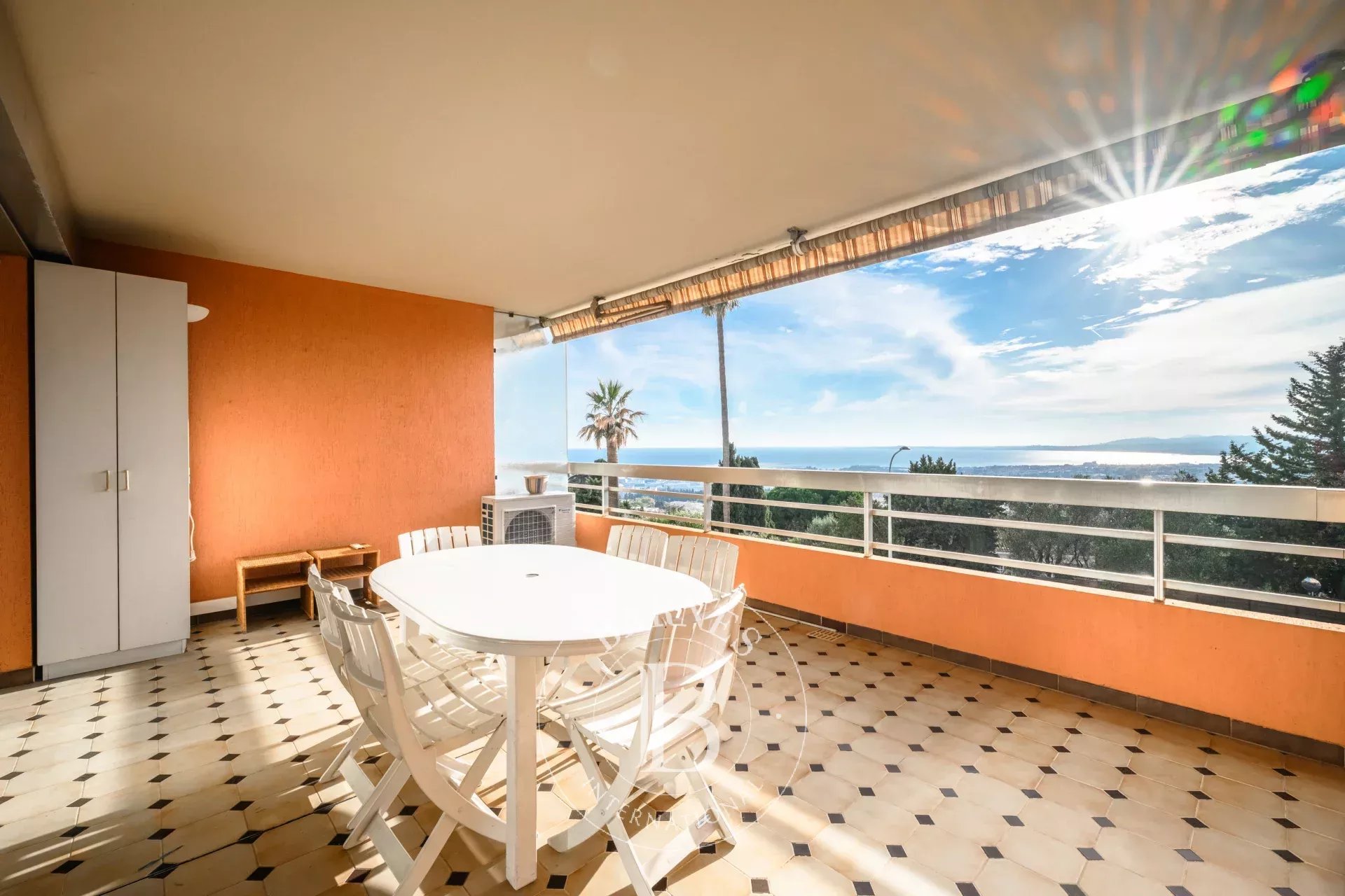 NICE – LA LANTERNE — APPARTEMENT TRAVERSANT AVEC VUES MER & GRANDE TERRASSE