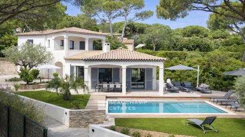 Villa neuve à pieds de la plage des Salins et à proximité du centre ville de Saint-Tropez