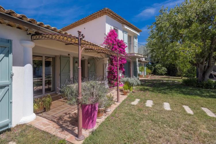 MOUGINS - VILLA AU CALME