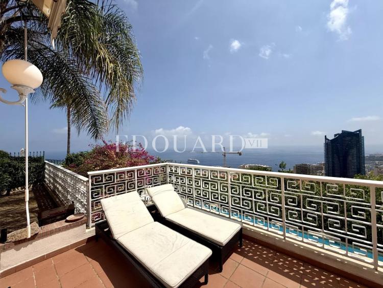 Dans un domaine privé et sécurisé, à vendre villa de prestige avec vue panoramique sur la Principauté de Monaco