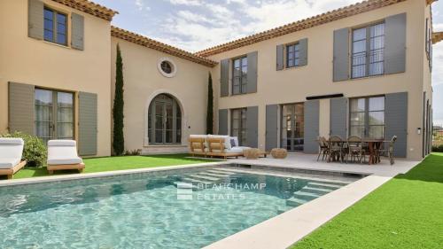 Prestigieuse villa à pieds du centre de Saint-Tropez, entourée de vignes